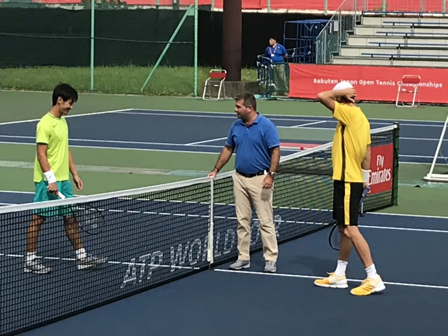 大会でプレーする島袋将選手